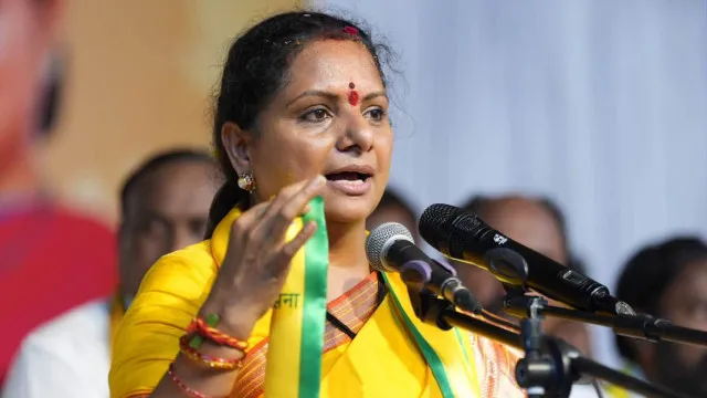 రేవంత్ రెడ్డి మన నీళ్లను గిప్ట్ ప్యాక్ చేసి చంద్రబాబుకు పంపిస్తున్నాడు: కవిత – general రేవంత్ రెడ్డి మన నీళ్లను గిప్ట్ ప్యాక్ చేసి చంద్రబాబుకు పంపిస్తున్నాడు: కవిత – general