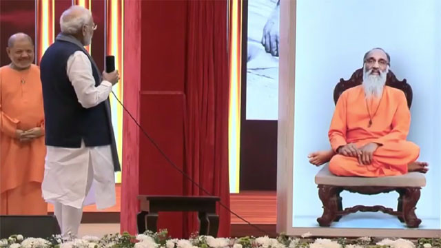 Narendra Modi interacts with Swami Chinmayananda AI holographic avatar in a technological marvel
