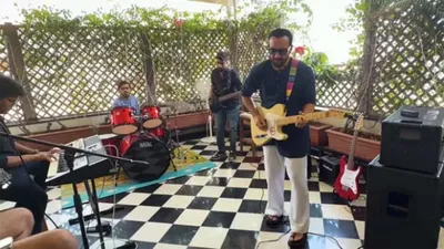 Mini concert in balcony Saif Ali Khan rocks with guitar