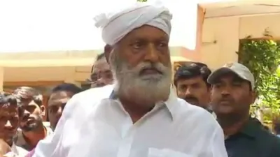 JC Prabhakar Reddy stages midnight protest at Tadipatri police station