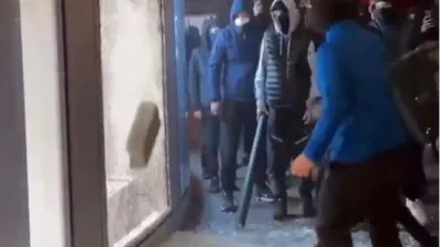 Protesters in France fail to break shop glass giving free publicity to Chinese company